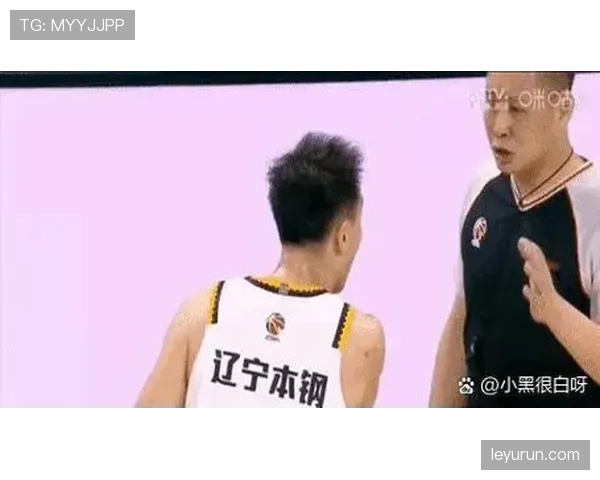 先触球不一定犯规，这种情况裁判如何判罚？
