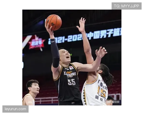 戈贝尔挡拆掩护提升内线保护，对比过去赛季篮板率显著上升